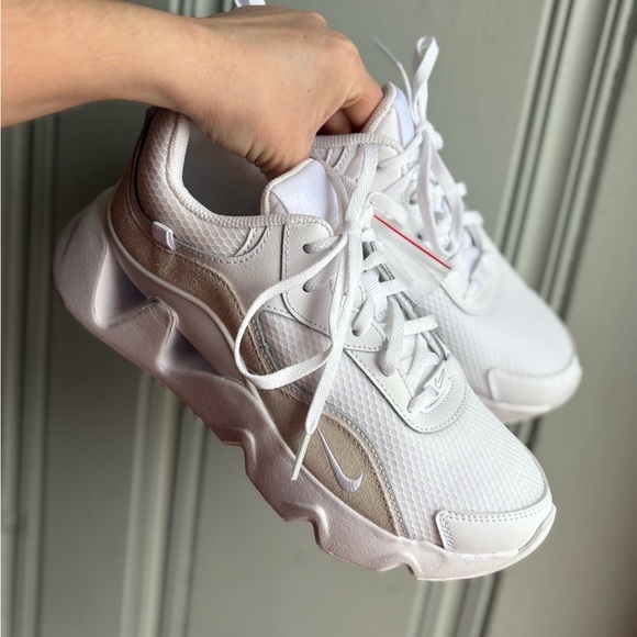 Women’s NIKE RYZ 365 2 White and Cream Athletic Sneakers Size 8 NEW - Picture 2 of 8